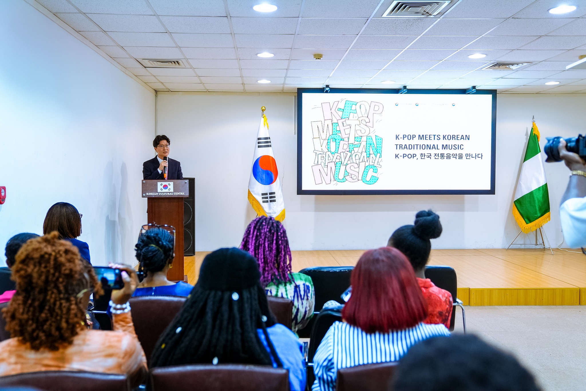 "K-POP과 한국 전통 음악의 만남" 전시 개막식